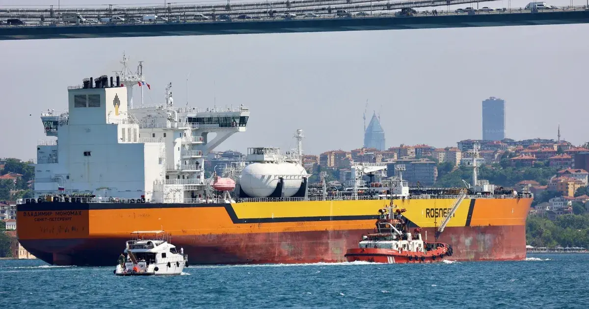 الاتحاد الأوروبي يقترح حظر خدمات النقل البحري للنفط الروسي