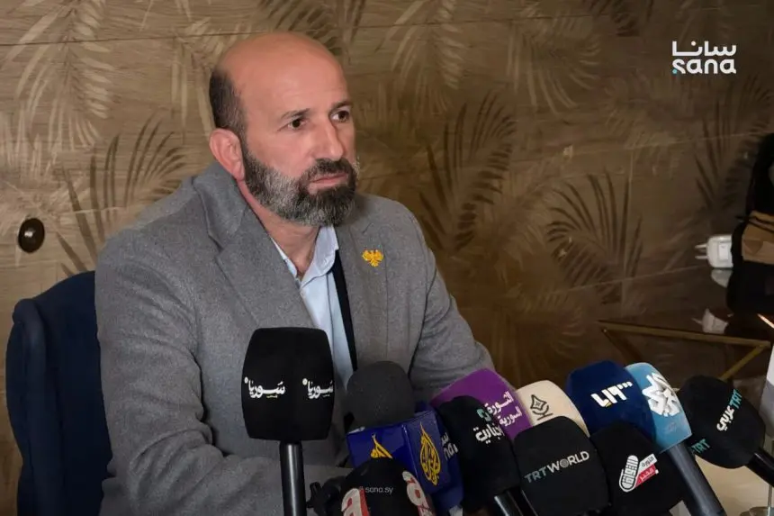 محافظ الرقة يؤكد اعتماد الكفاءة والمساواة في التعامل مع الموظفين