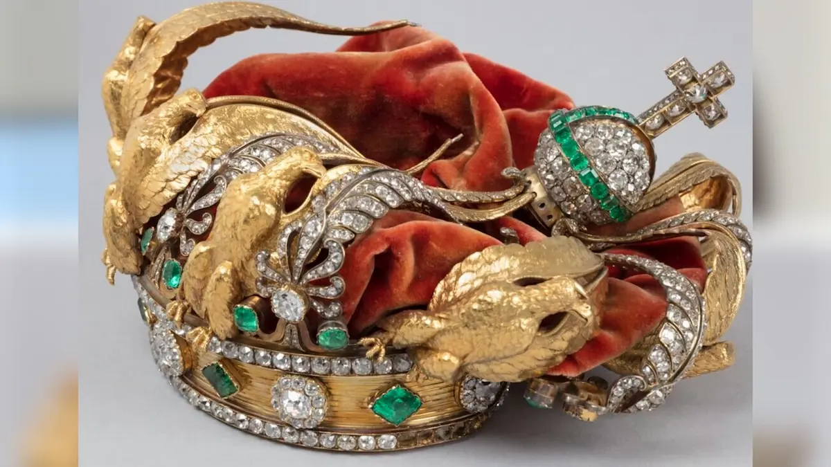 تاج الإمبراطورة أوجيني الناجي من سرقة متحف اللوفر سيُعاد ترميمه