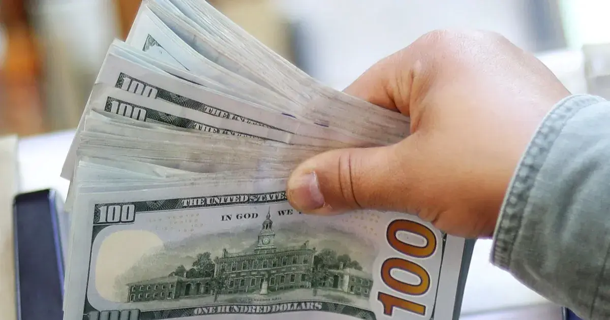 الدولار يتجه لوقف تراجعه مع انحسار صعود الذهب وانخفاض الين