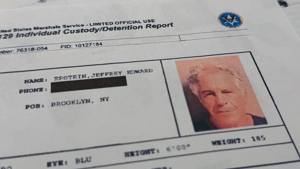 وثائق FBI: جيفري إبستين كان عميلًا لدى الموساد وتدرب تحت إشراف إيهود باراك