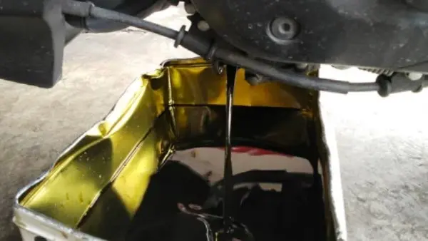 لماذا يتحول زيت المحرك في سيارتك إلى اللون الأسود؟