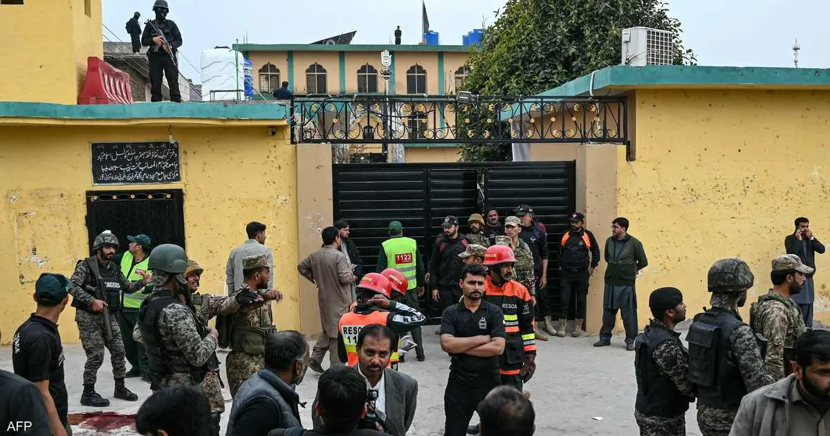 فيديو.. عشرات القتلى بتفجير انتحاري داخل مسجد في باكستان