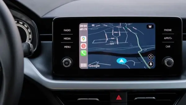 خلل غريب في أندرويد أوتو يشتت السائقين أثناء القيادة