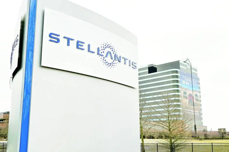 أسهم «ستيلانتيس» تهوي 20% بعد خسارة 26 مليار دولار في إعادة هيكلة أعمالها
