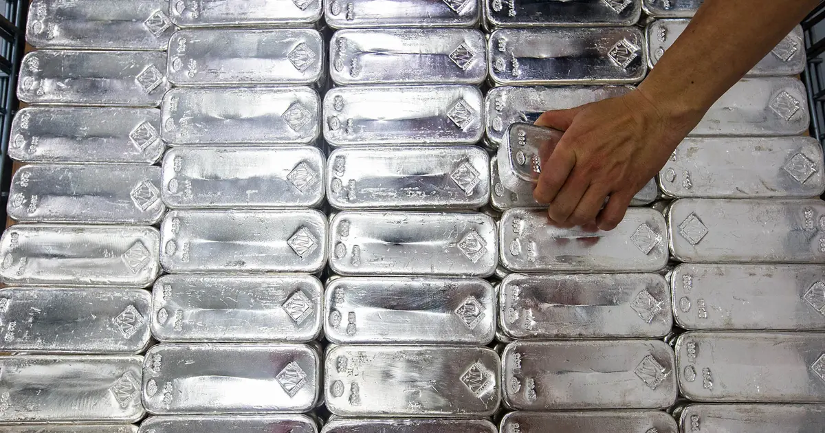 الفضة تشهد تذبذباً حاداً بعد موجة هبوط شديدة