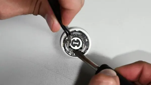 تفكيك AirTag الجديد يكشف سماعة أعلى 50% وتعطيلًا لا يزال سهلًا