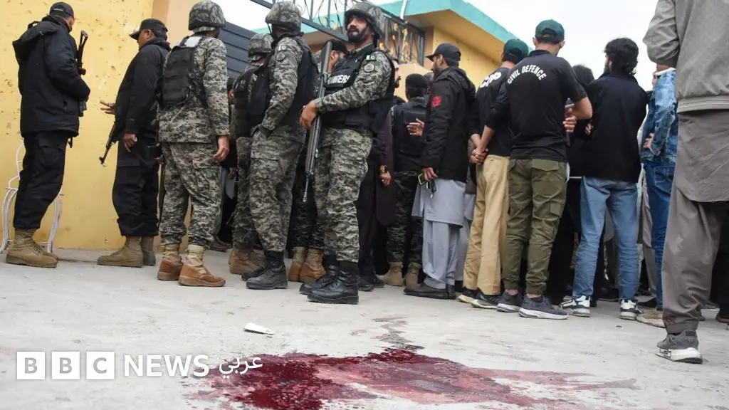 مقتل 31 شخصاً وإصابة 170 آخرين في تفجير انتحاري استهدف مسجداً شيعياً في إسلام آباد - BBC News عربي