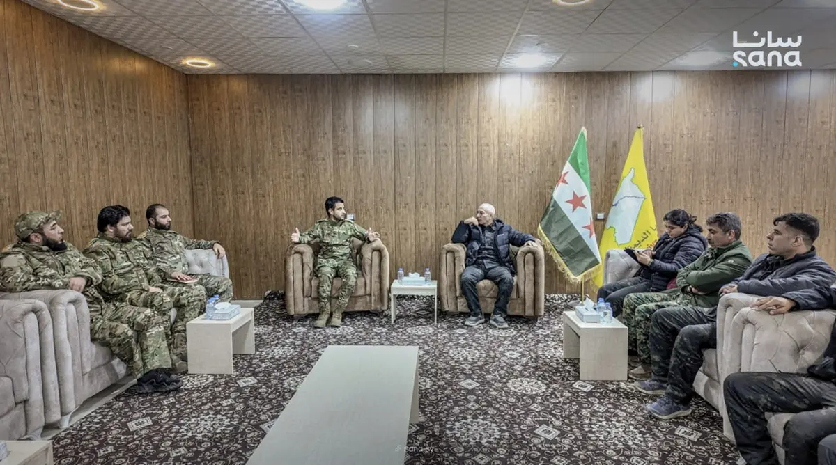 وفد من وزارة الدفاع يعقد اجتماعاً في مدينة الحسكة مع ممثلي قسد