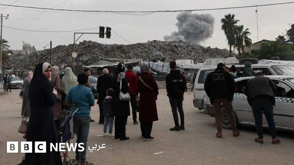 الجيش الإسرائيلي يقصف مبنى سكنياً في حي الزيتون بغزة، ومعبر رفح مغلق حتى الأحد - BBC News عربي