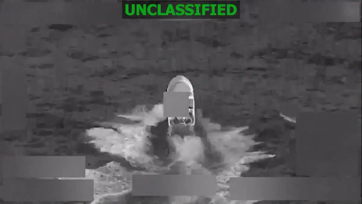 فيديو يظهر لحظة تدمير الجيش الأمريكي قارب مخدرات مزعوم في المحيط