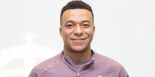 مبابي يتسلم جائزة افضل لاعب في ريال مدريد لشهر يناير