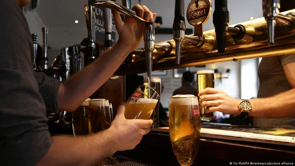 كسر الحظر.. من يسمح لهم بشراء وشرب الخمور في السعودية؟