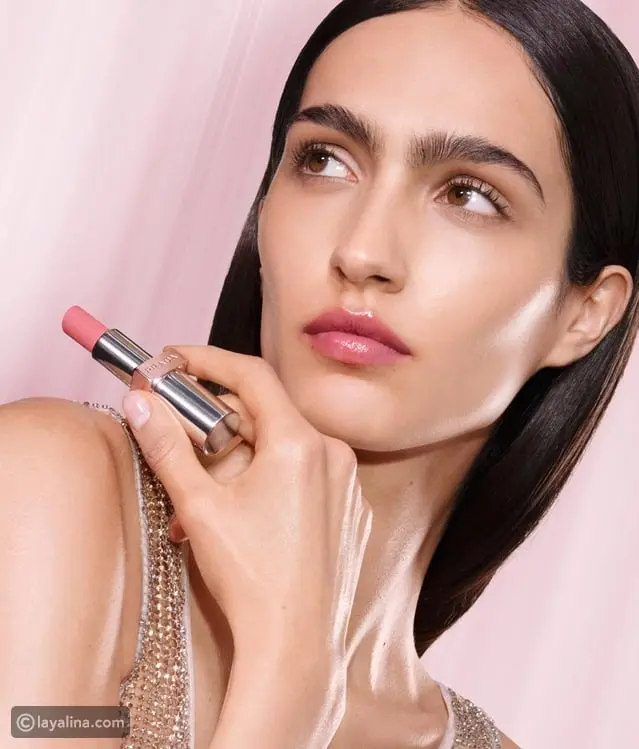 Prada تقدم أول قلم زيت شفاه: إشراقة طبيعية وعناية فاخرة