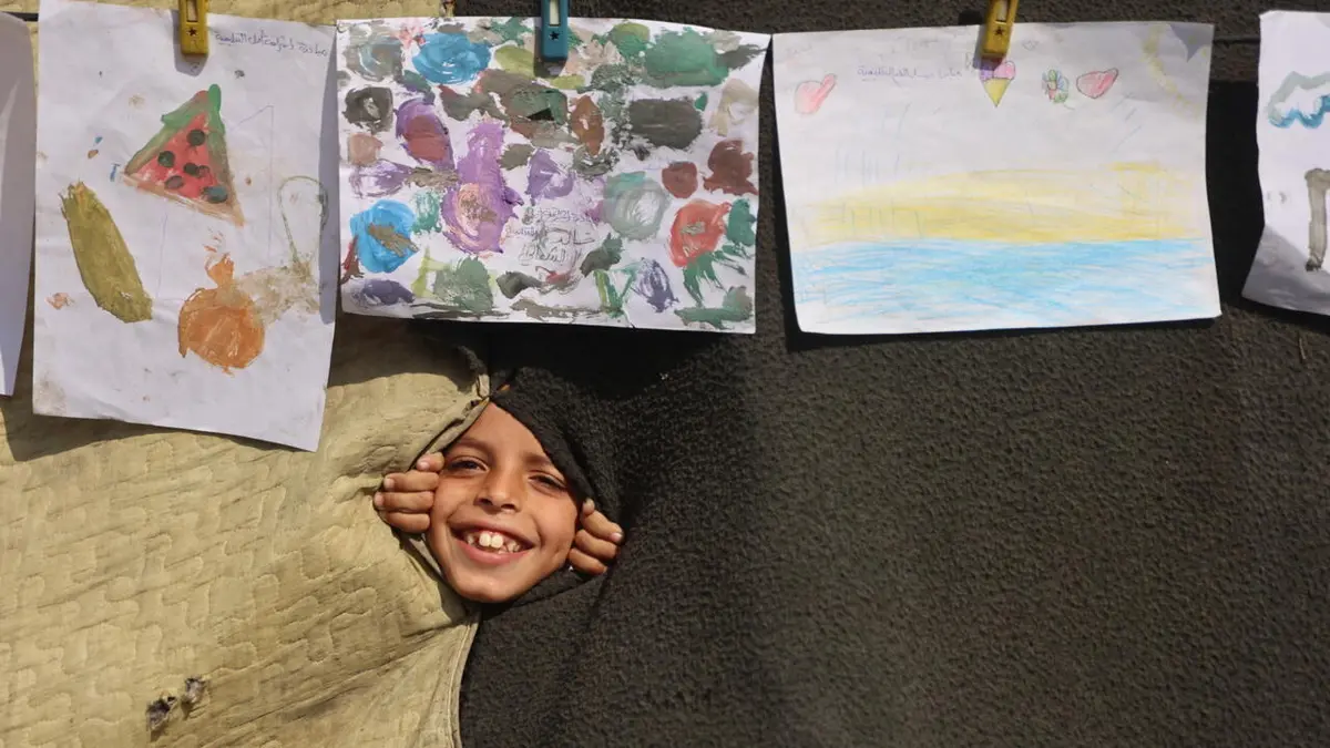 الكتابة من أجل البقاء... روائية فلسطينية عالقة في غزة تروي قصة أمل في حياة أفضل