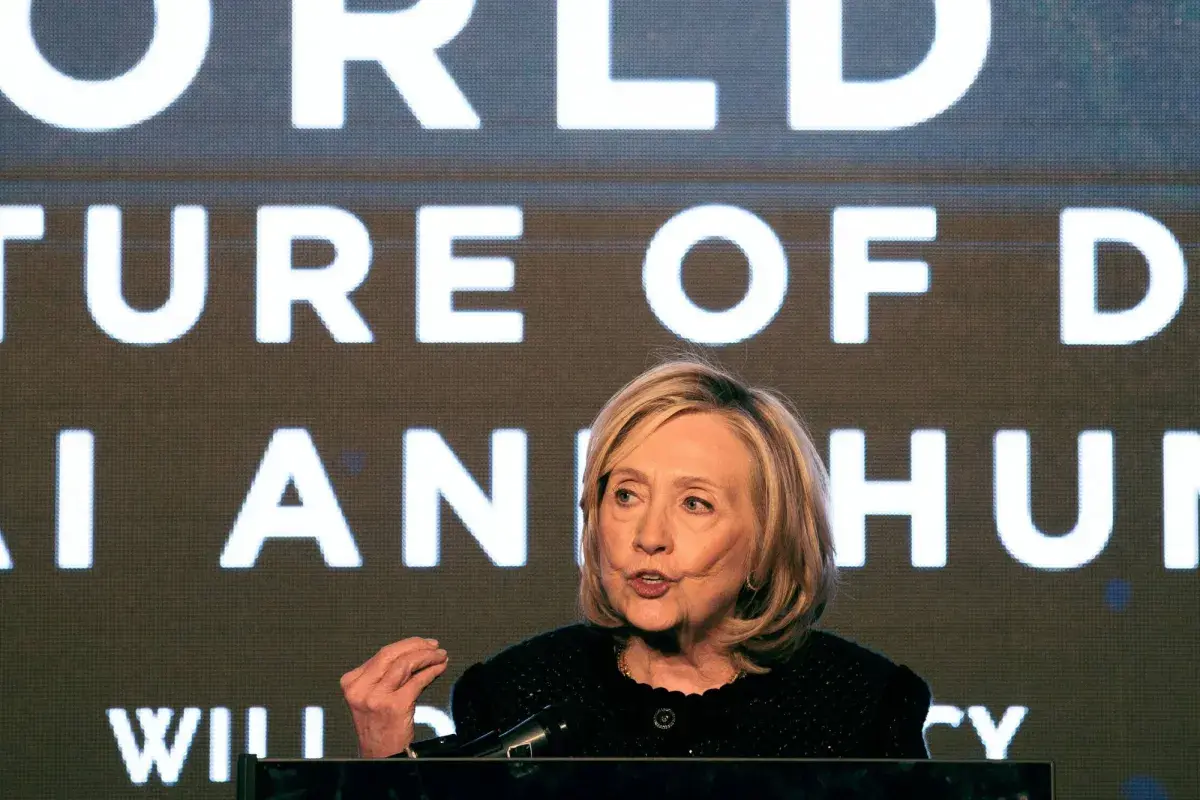 هيلاري كلينتون تتهم إدارة ترمب بالتستر على ملفات إبستين