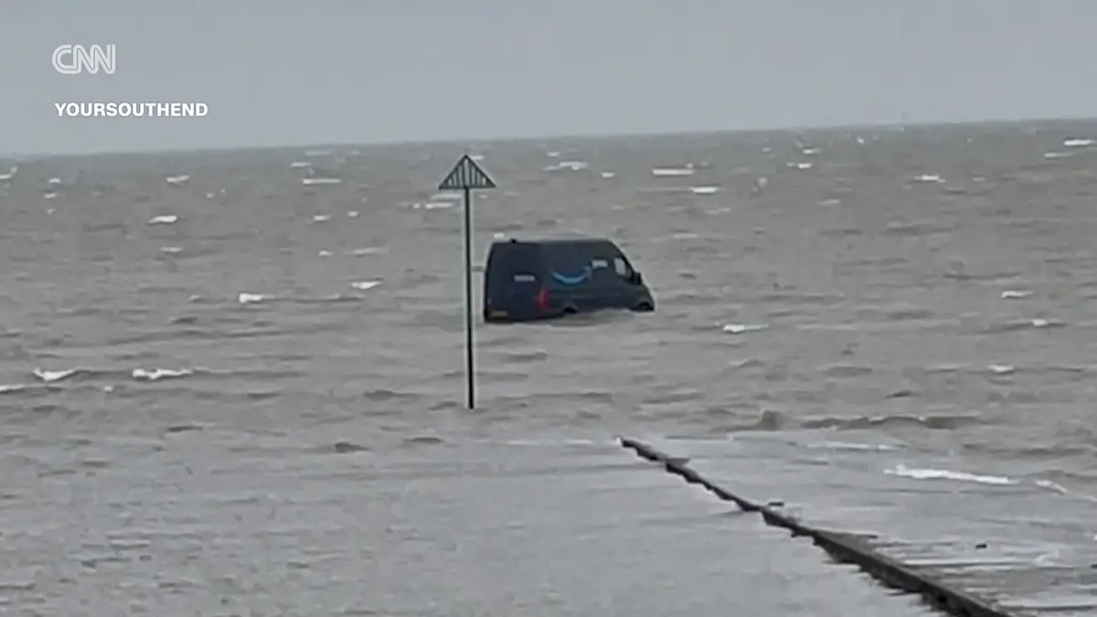 شاهد.. شاحنة لـ"أمازون" تعلق في "أخطر ممر مشاة ببريطانيا"