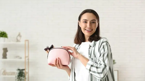 زهرة الخليج - حضري حقيبة مكياجكِ لإطلالات رومانسية في سهرات رمضان