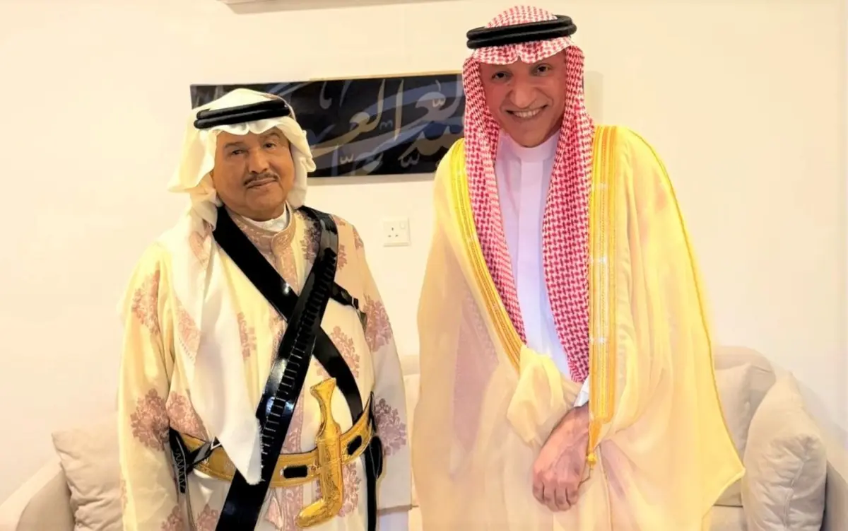 محمد عبده في فيديو طريف يقوم بدور المصور فما القصة؟