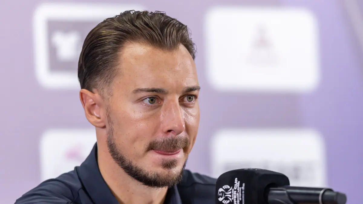 فيديو: أزمة طارئة تؤخر مؤتمر يايسله قبل مواجهة النجمة