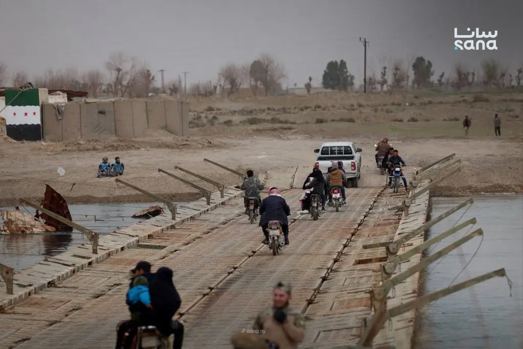 إنشاء جسر معدني مؤقت يربط ضفتي نهر الفرات بين بلدتي مراط والمريعية بدير الزور