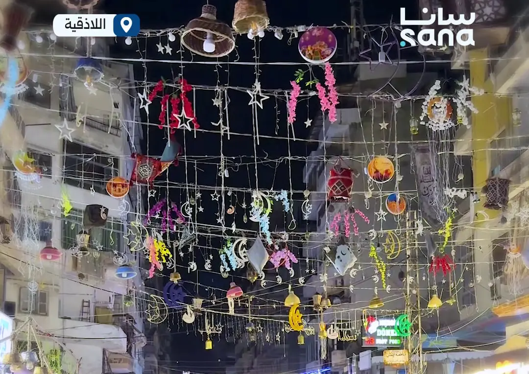 أهالي اللاذقية يزينون الشوارع ابتهاجاً بقدوم شهر رمضان المبارك