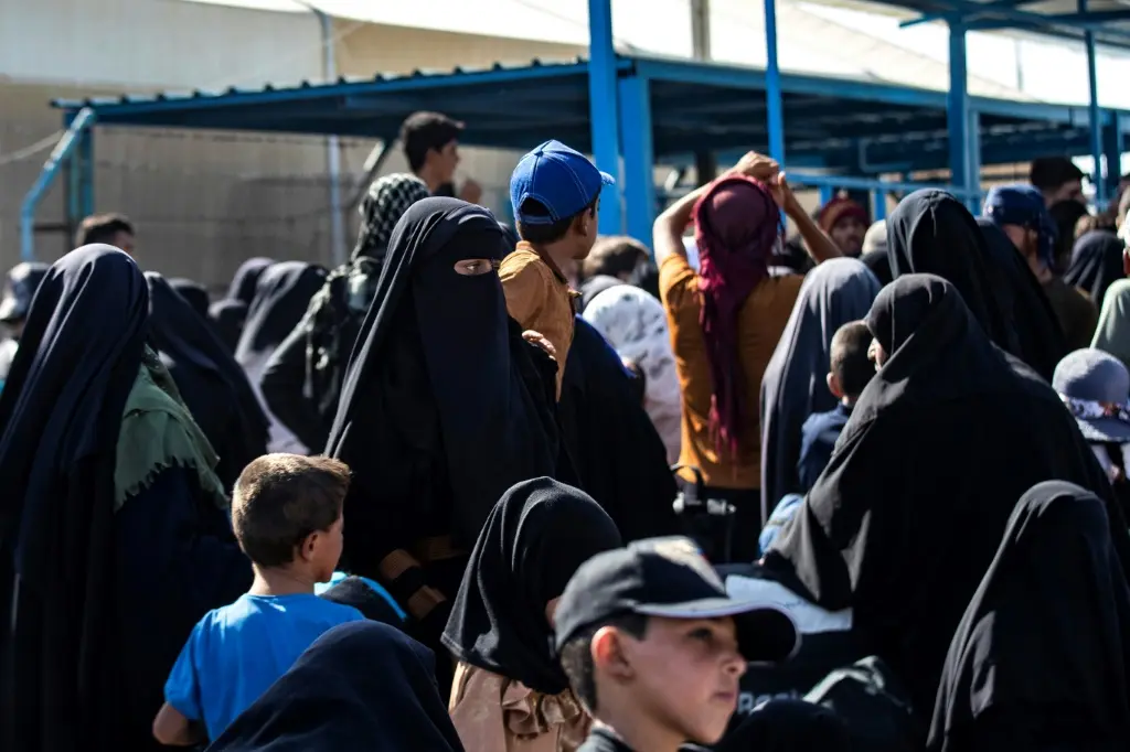 السلطات السورية تبدأ بإجلاء سكان مخيم الهول نحو موقع آخر