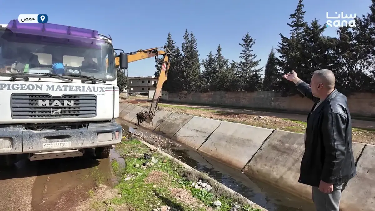 مديرية الموارد المائية في حمص تواصل عمليات تنظيف المجاري المائية وقنوات الري الرئيسية