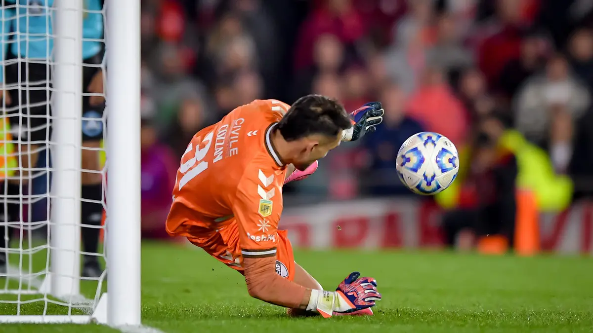 رغم اعتذاره.. معاقبة حارس الخلود جراء لقطة مشينة تجاه حامل الكرات