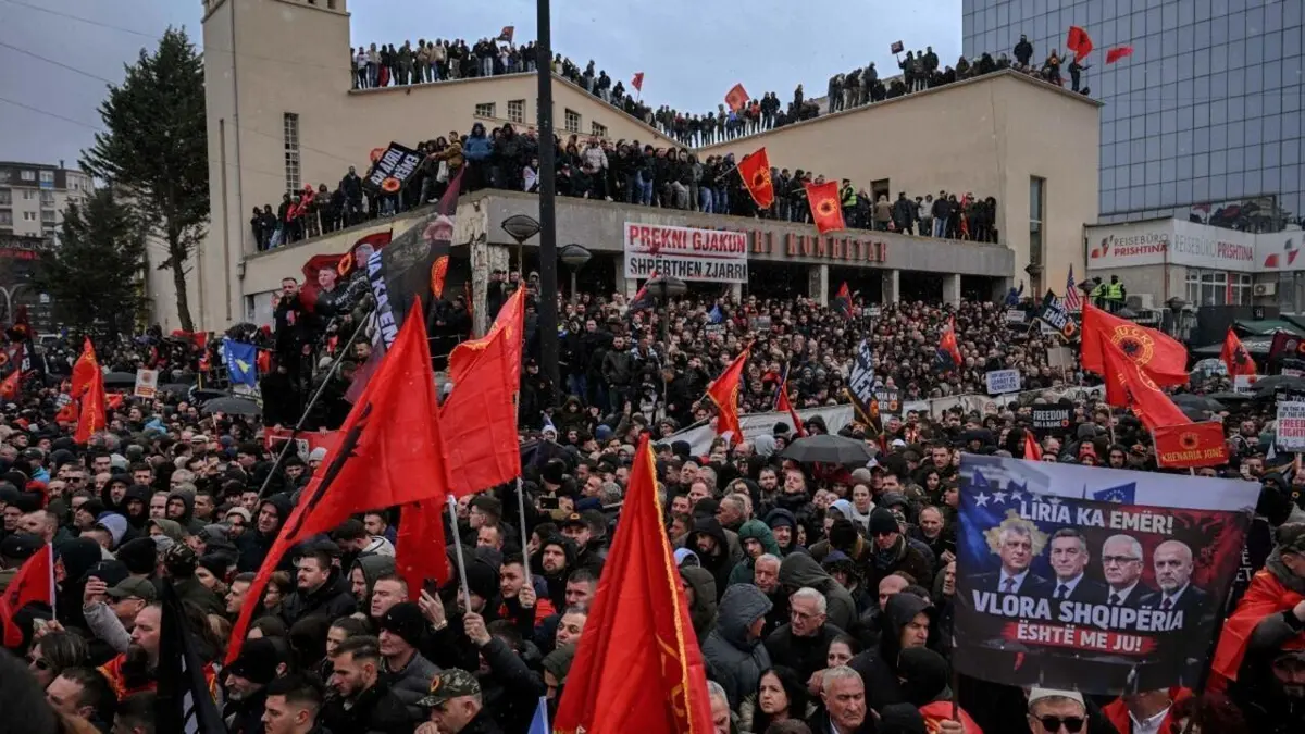 عشرات الآلاف يتظاهرون في كوسوفو رفضا لمحاكمة الرئيس السابق بتهم جرائم حرب