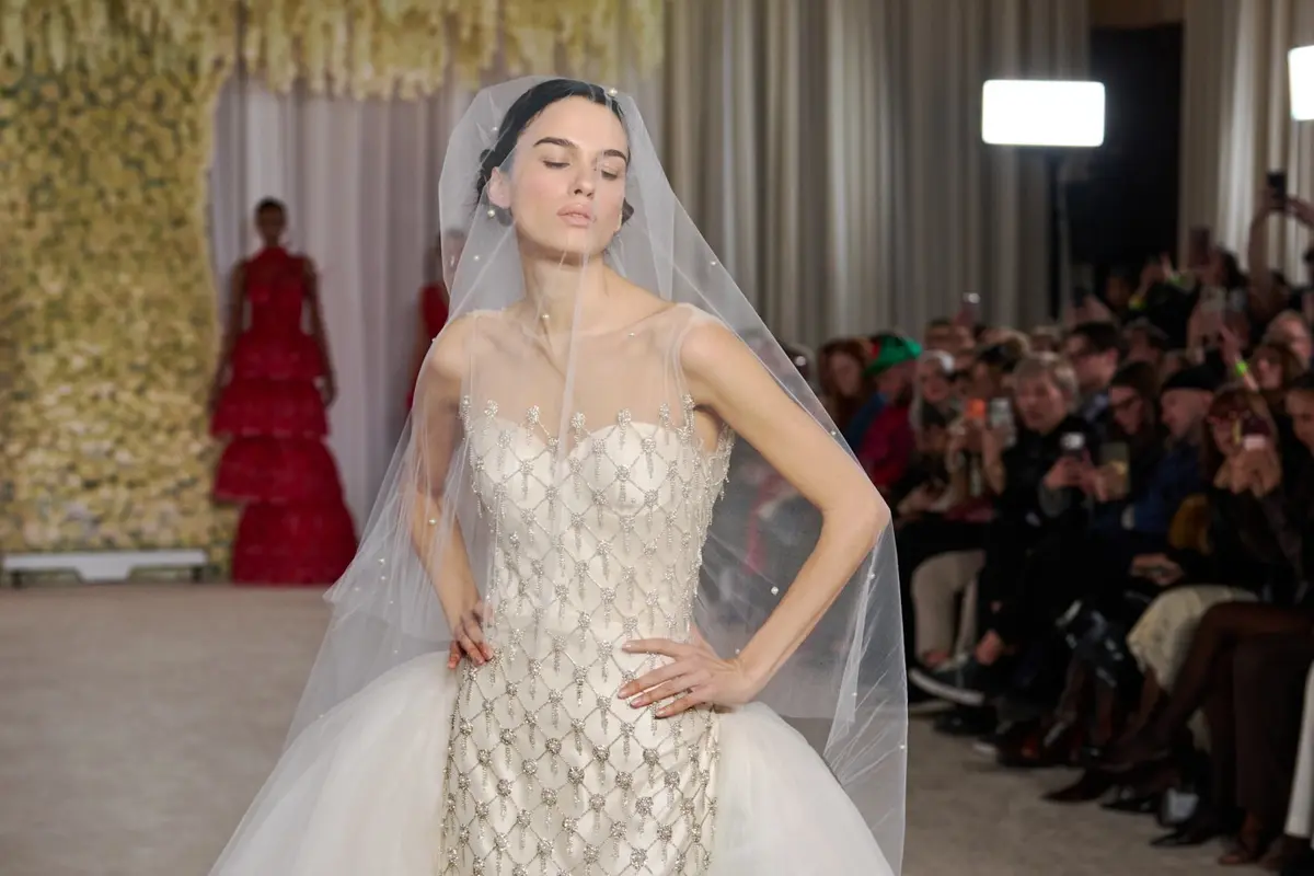 8 فساتين زفاف لن تتخطّي جمالها من أسبوع نيويورك للموضة