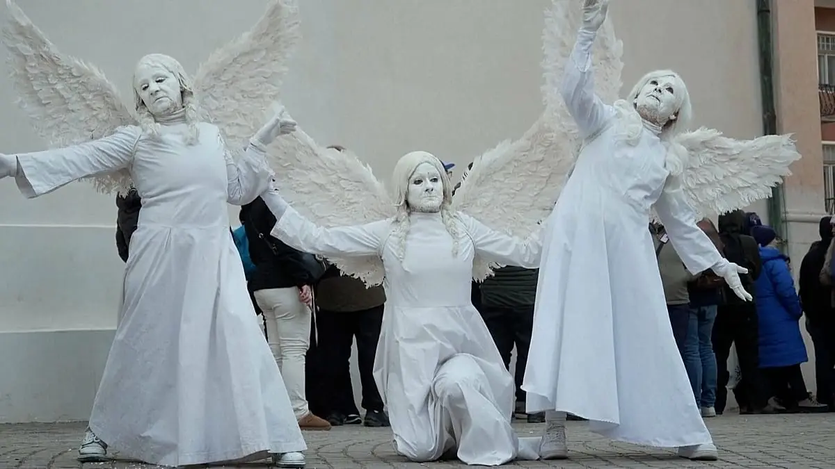 فيديو. جماهير الألعاب الأولمبية تعيش أجواء كرنفال كورتيينا الملوّن في إيطاليا