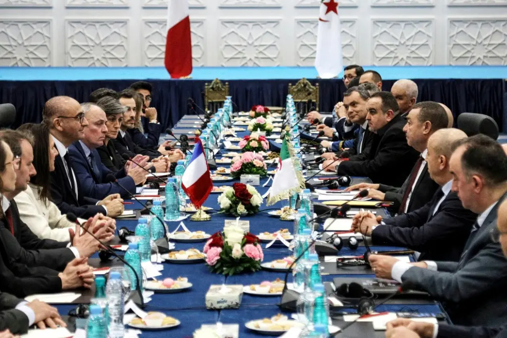 بوادر انفراج الأزمة بين الجزائر وباريس بعودة التعاون الأمني