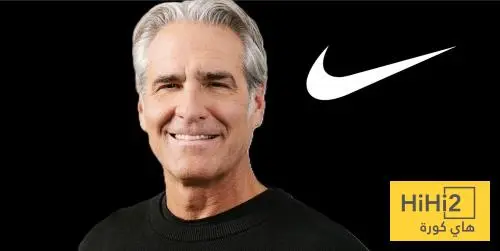 صورة .. رئيس شركة نايكي في زيارة للكامب نو