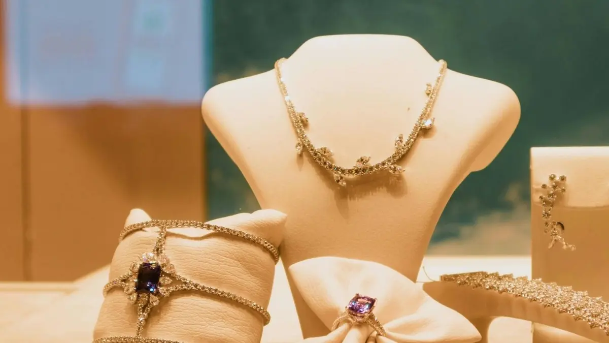 زلازل في سوق الذهب: جني أرباح عنيف يهوي بالأسعار بعد كسر حاجز الـ 5000 دولار