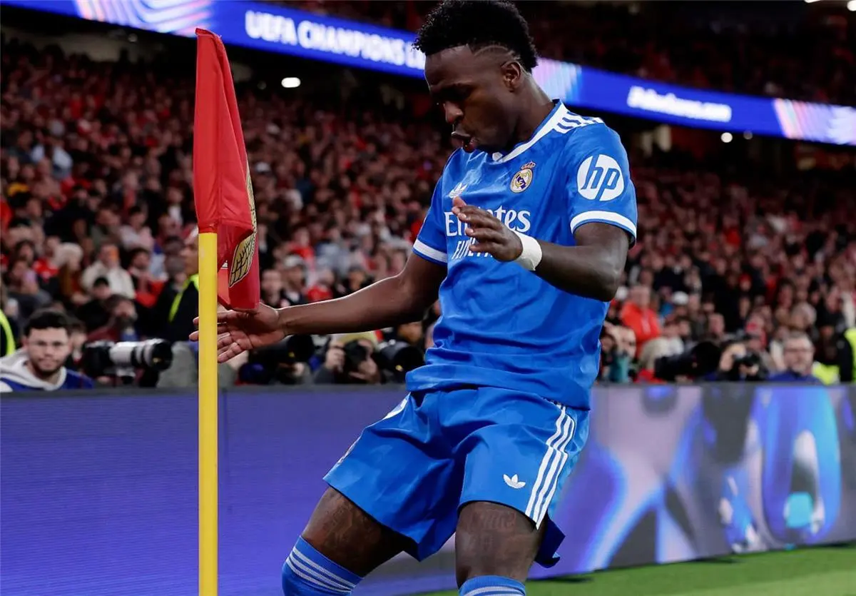 فينيسيوس جونيور يسجل هدف ريال مدريد الأول أمام بنفيكا.. وتصرفه يتسبب في إيقاف المباراة