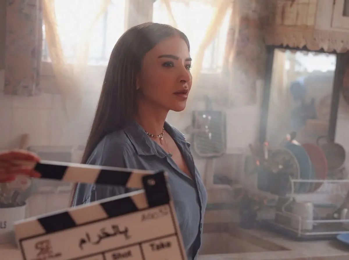 سرٌ دفين وجريمة تعكر صفو الأجواء: ماذا حدث في أولى حلقات مسلسل بالحرام لـ ماغي بوغصن؟