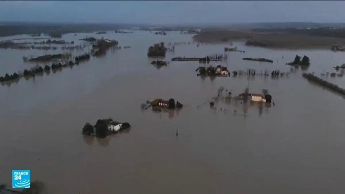فرنسا: فيضانات تغمر الشوارع وتجتاح الحقول وتعزل القرى وتجبر السكان على إخلاء منازلهم