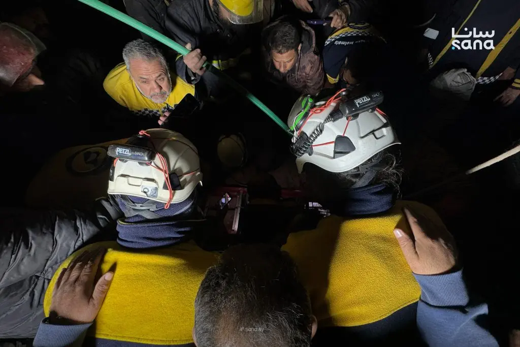 الدفاع المدني ينقذ طفلاً سقط في بئر بعمق 30 متراً وقطر 35 سم بالرقة