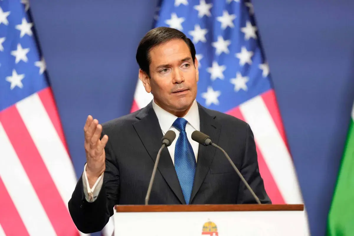 الخارجية الأميركية لفرض قيود على تأشيرات 18 مسؤولاً إيرانياً