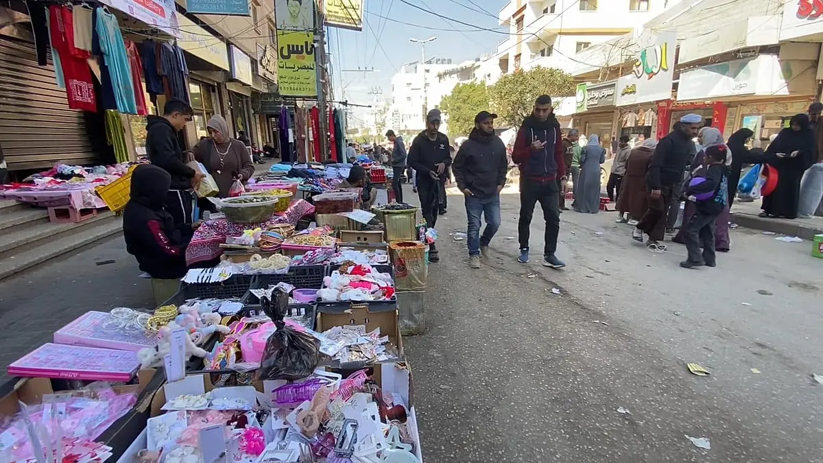 غزة: رفوفٌ ممتلئة ولكن بماذا؟ لماذا تتوفر "الكماليات" ويغيب الدواء وحليب الأطفال والوقود؟