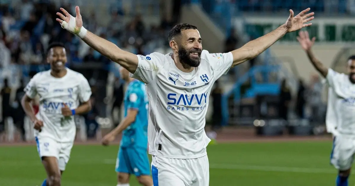 هل يصبح كريم بنزيما أول أجنبي يسجل للهلال والاتحاد؟