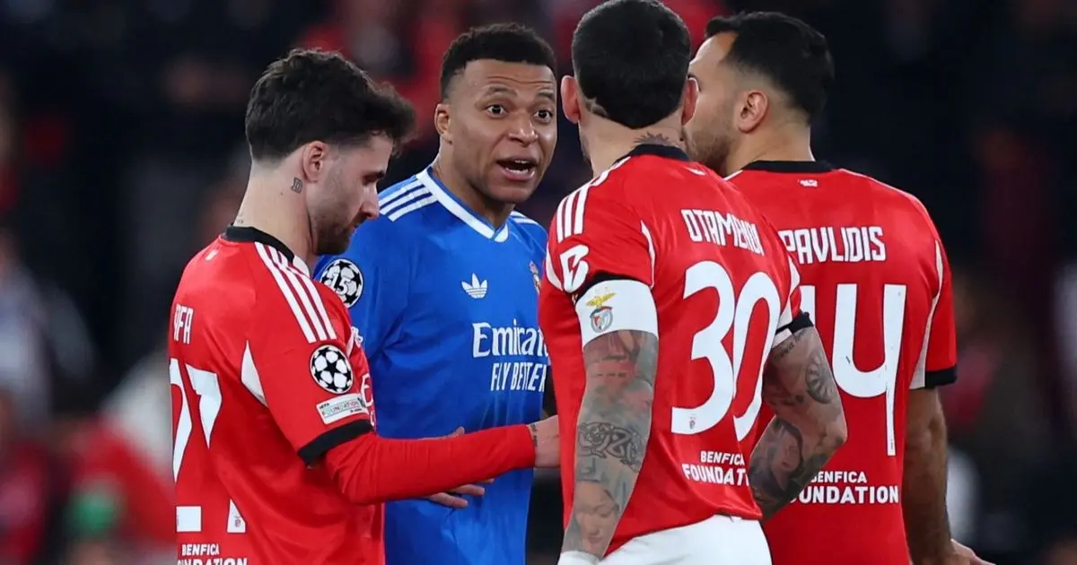 كيليان مبابي يدعو لإقصاء لاعب بنفيكا ويطالب فيني بمواصلة الرقص