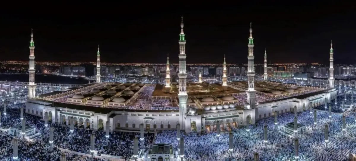 صلاة التراويح.. روحانيات بأجواء تحفها السكينة في أول ليلة من ليالي شهر رمضان المبارك