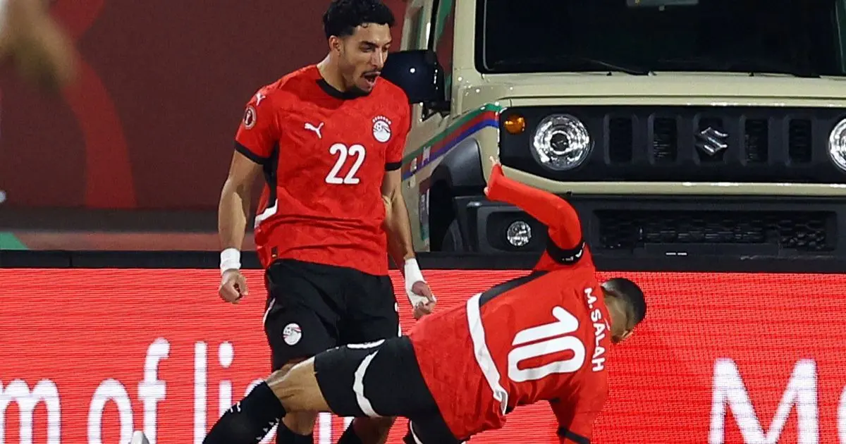 شاهد.. نجوم الدوري الإنجليزي يختارون "الأفضل" وصلاح يترك المقابلة