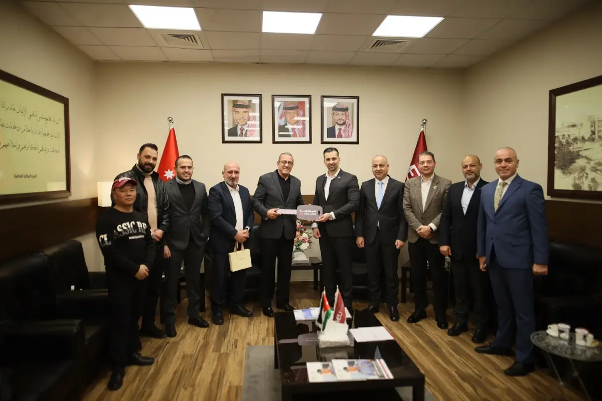 هاشتاق عربي - المركزية كنج لونج الأردن تسلّم جامعة الشرق الأوسط خمس حافلات حديثة