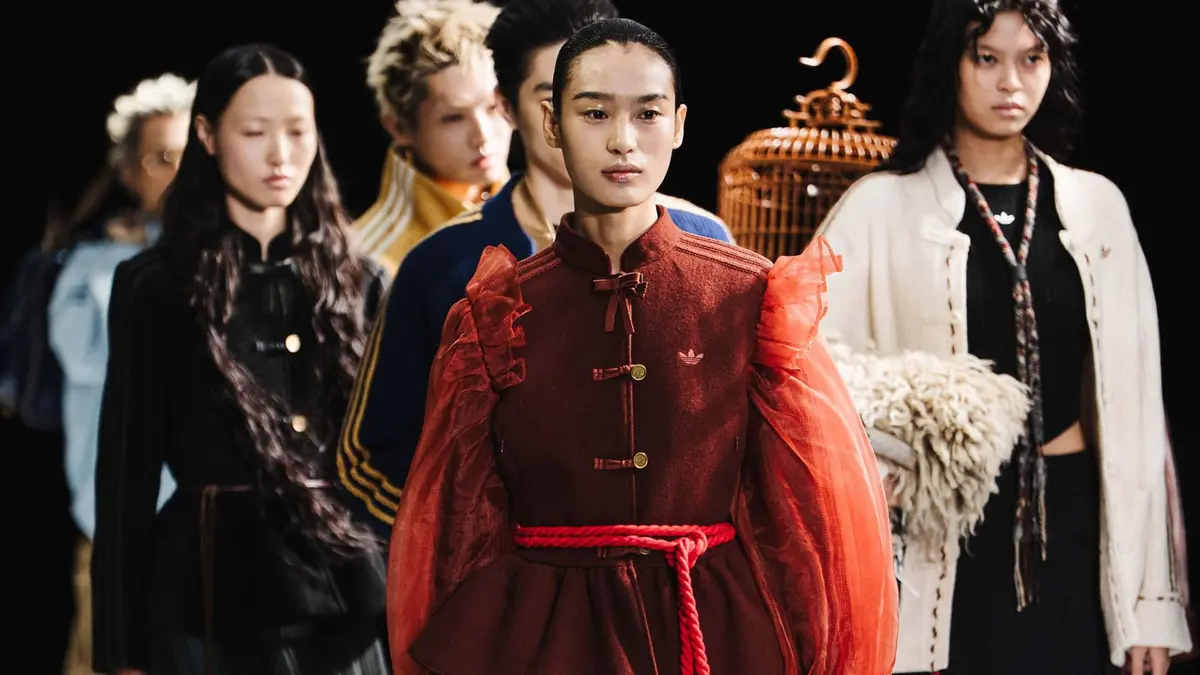 جاكيت صينيّة تجتاح مواقع التواصل وتتحوّل إلى صيحة مفضّلة لدى جيل "زد"