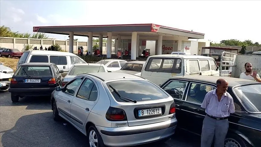 لبنان.. قطع طرق واحتجاجات على زيادة الضرائب وأسعار البنزين