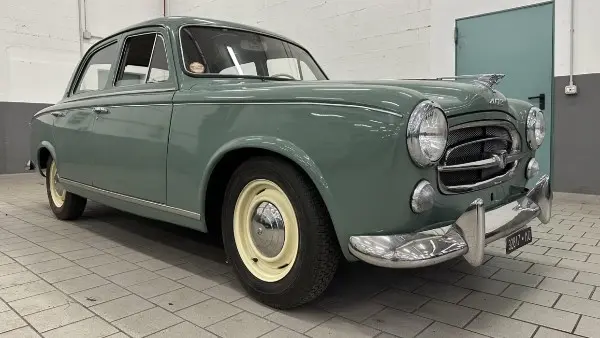 بيجو 403 التي يقودها مؤسس شركة فيرار