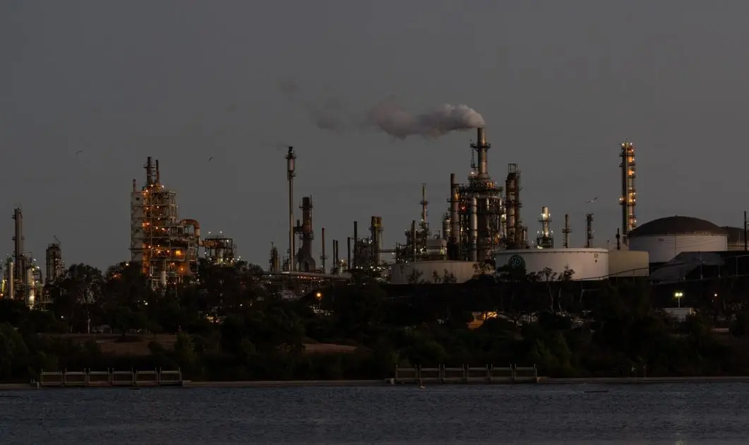 النفط يتراجع قليلاً بعد قفزة 4% فوق مستوى 70 دولاراً للبرميل